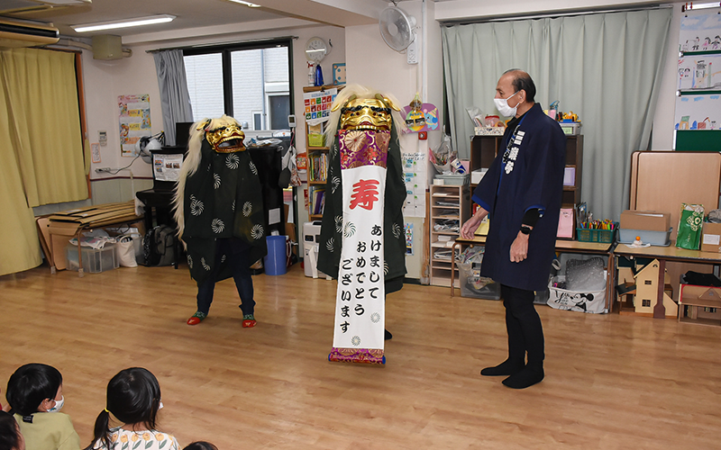 獅子舞（獅子の舞にみんな真剣に見入っています）